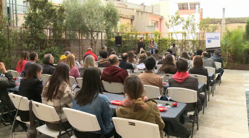El programa ‘Penedès cap de setmana’ de Ràdio Vilafranca omple la terrassa del Vinseum