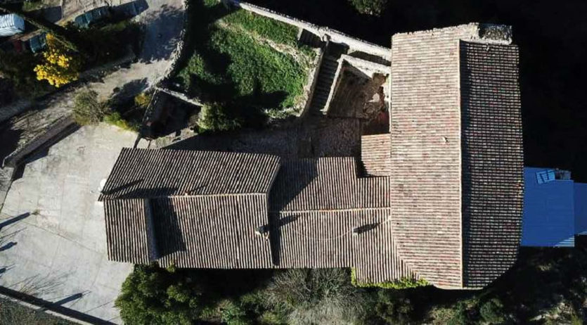 Mediona ja disposa del projecte de restauració de les cobertes de la casa rectoral del castell