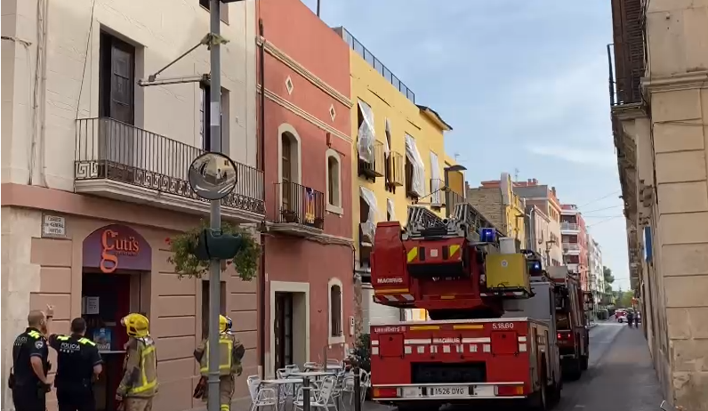 Dues persones ateses per inhalació de fum al carrer General Cortijo