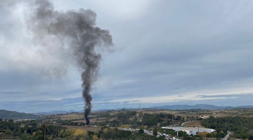 L’incendi d’un camió a l’alçada de Gelida provoca llargues cues a l’AP-7