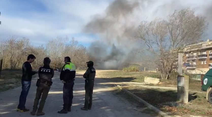 Estabilitzat el foc declarat en una zona de canyes al carrer Santa Margarida, dels Monjos