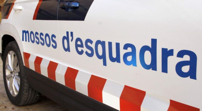 Els Mossos detenen quatre persones d’un grup dedicat als robatoris amb força en domicilis