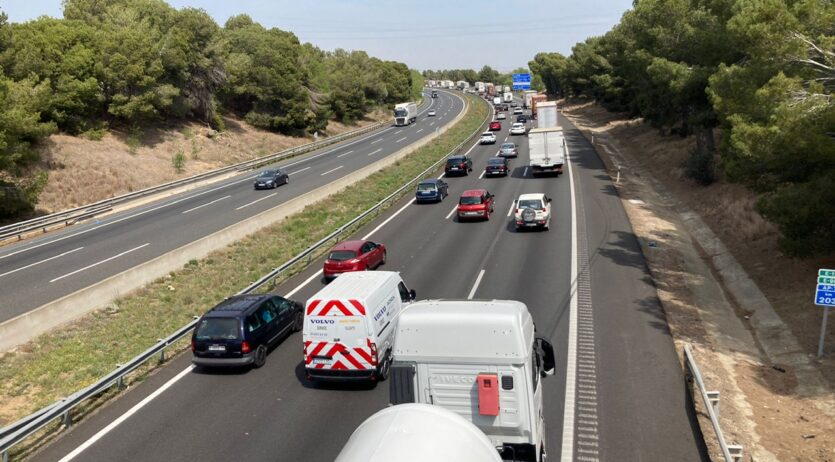 Continuen els problemes a l’AP-7 en sentit nord a causa de l’incendi d’un vehicle