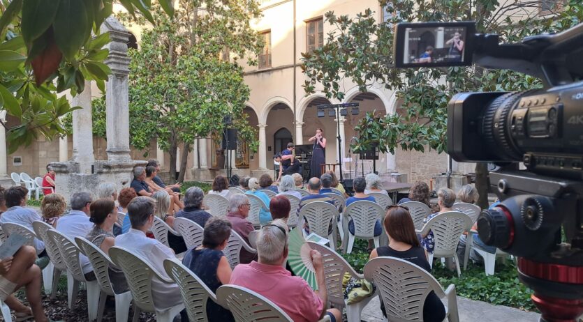 El cicle Paraules als Claustres ha homenatjat el poeta i pintor Albert Ràfols Casamada