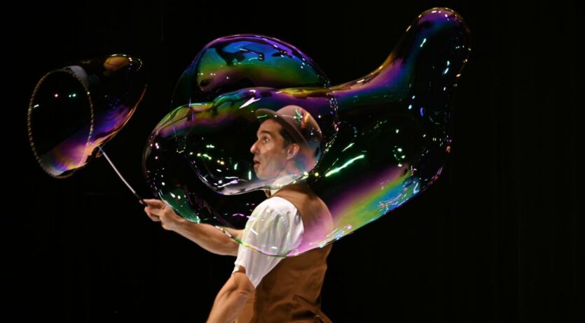 La Xarxa de Vilafranca inaugura la temporada amb l’espectacle de bombolles ‘Vegin i Passin’