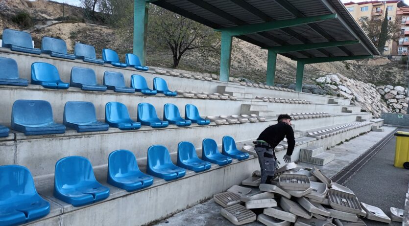 Comença la substitució dels seients a la graderia del camp de futbol de l’Espirall
