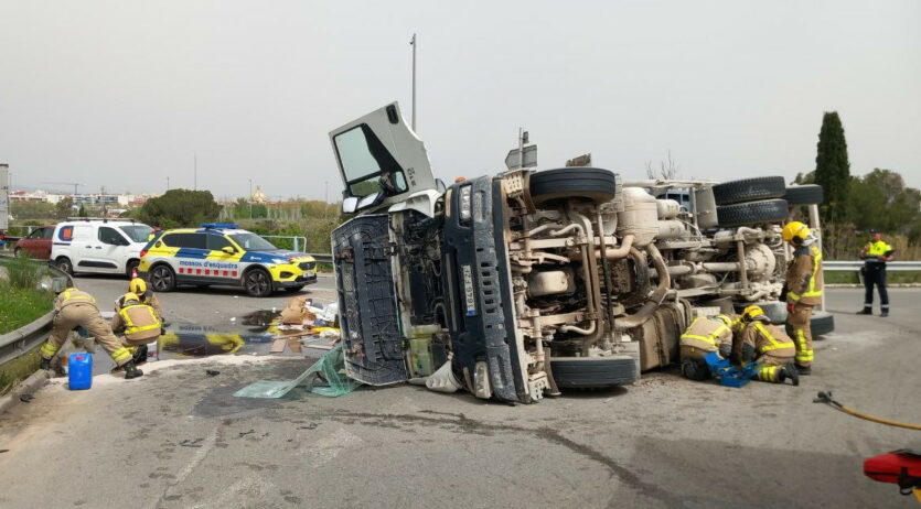 Un camió d’escombraires ha bolcat aquest migdia a la carretera C-15z a Vilafranca del Penedès
