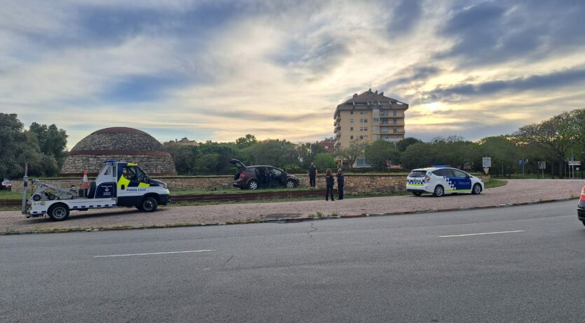 Un cotxe s’encasta contra la rotonda de l’avinguda Vilanova i la Ronda de Mar