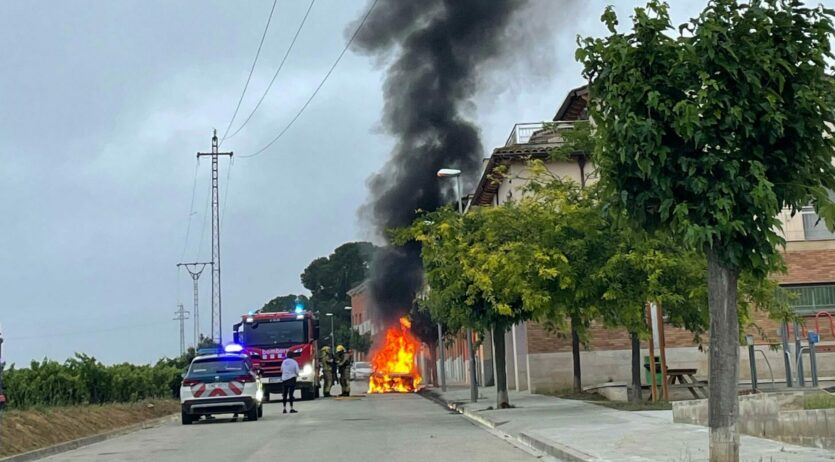 Un cotxe queda totalment calcinat al carrer Sindicat d’Avinyó Nou