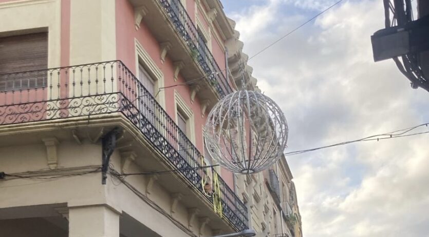 Comença la instal·lació de l’enllumenat de Nadal als carrers de Vilafranca