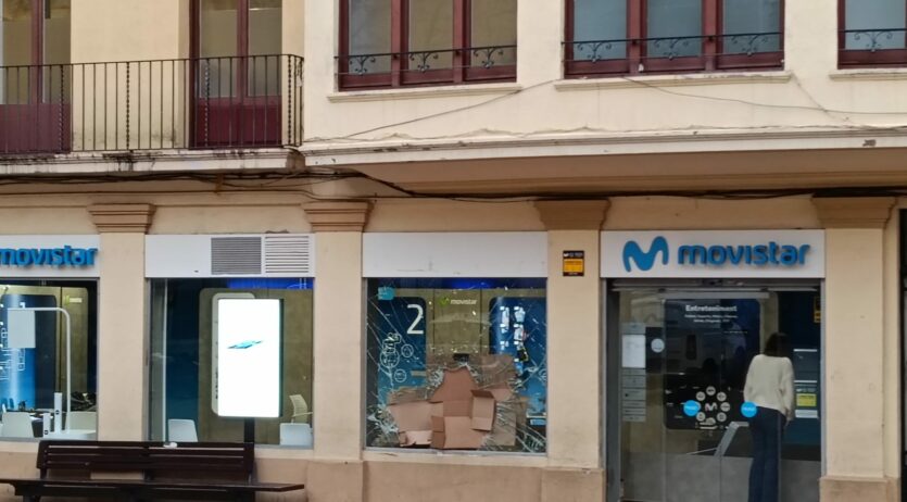Entren a la botiga Movistar trencant la vidriera i intenten accedir també a Vodafone