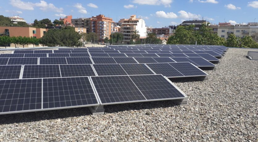 Nova instal·lació de plaques solars fotovoltaiques a l’escola Cristòfor Mestre