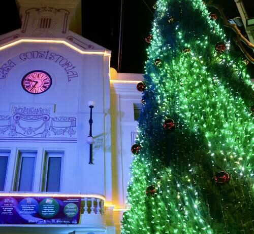 Sant Sadurní d’Anoia es prepara per celebrar el Cap d’Any a la plaça de l’Ajuntament