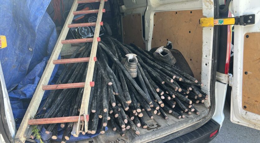 Detinguts tres homes per un robatori amb força de cable de coure de telefonia a Gelida