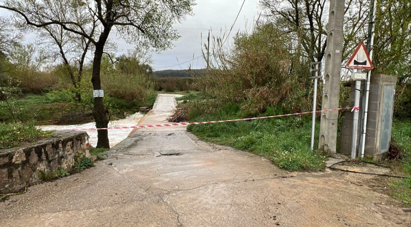 Un dispositiu d’emergència rescata una dona i el seu gos atrapats per la crescuda de les rieres