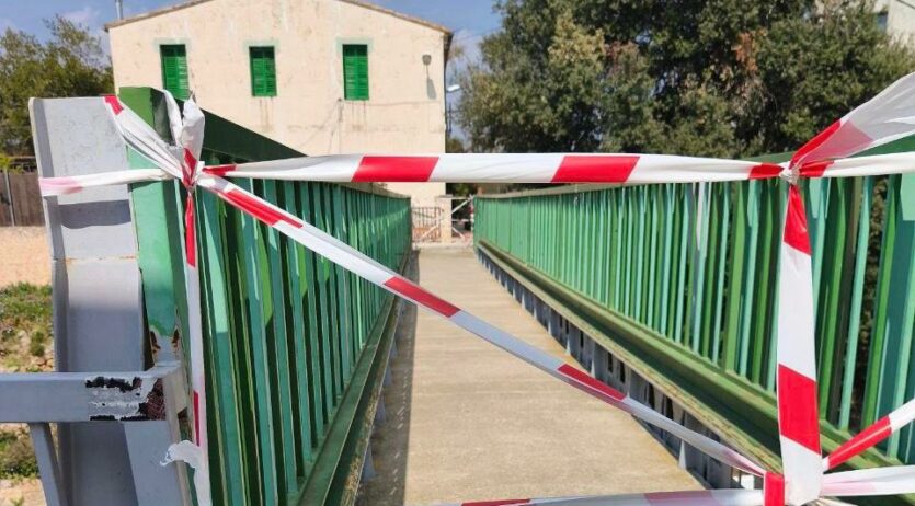 Un camió impacta contra el pont d’Ordal i obliga a tallar-ne l’accés a Subirats