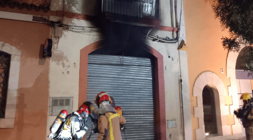 5 dotacions de bombers extingeixen un incendi en un edifici del carrer Comerç