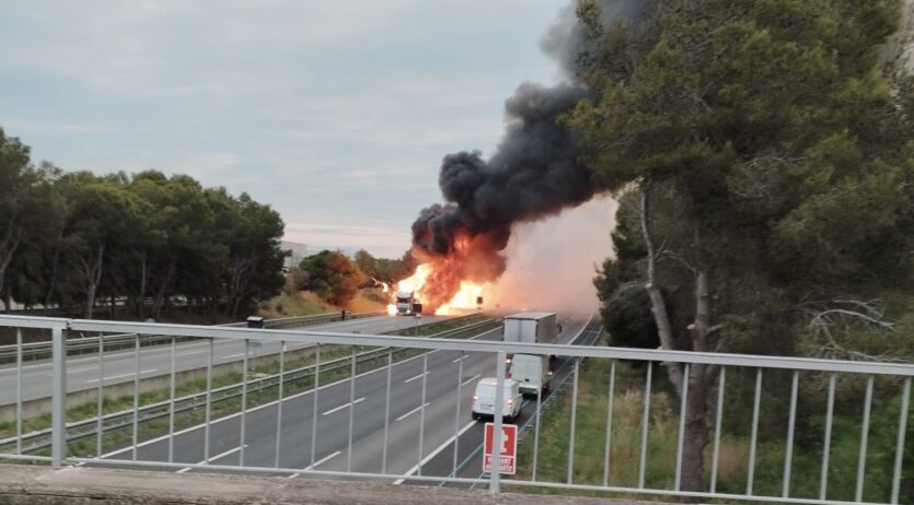 L’explosió d’un camió a l’AP-7, a l’alçada dels Monjos, obliga a tallar la via