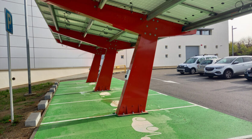 La identificació als punts de recàrrega de vehicles elèctrics passa a ser digital a Vilafranca
