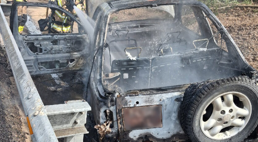 Un vehicle ha quedat totalment calcinat després de sortir de la via a la C-15 al Pla