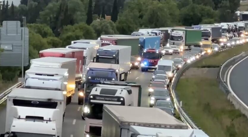 L’incendi de dos camions a l’AP-7, a l’alçada dels Monjos, obliga a tallar la via