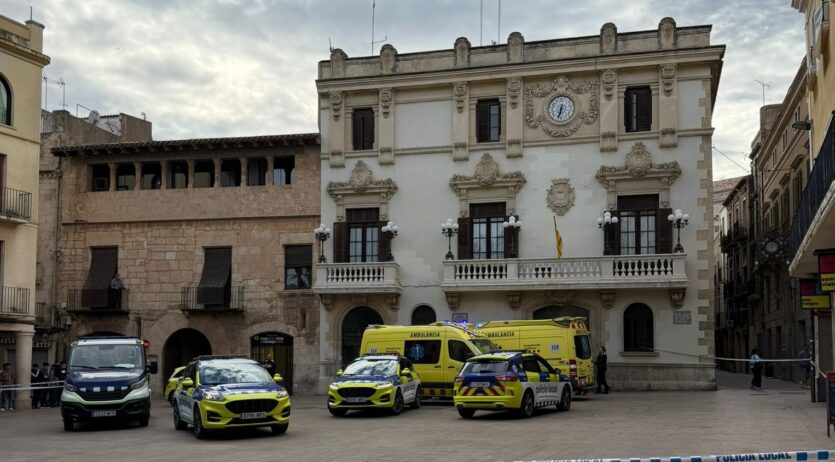 Tallada la plaça de la Vila per una emergència mèdica a l’Ajuntament